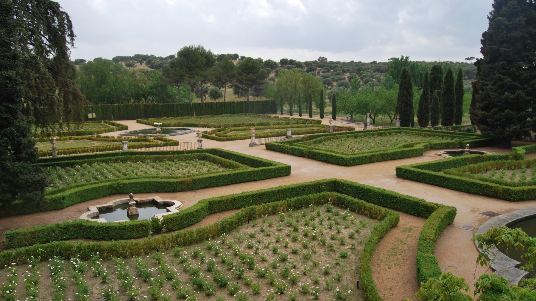 Así es el jardín menos conocido y más bonito de Madrid: con palacete incluido