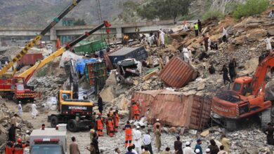 Avalancha de tierra deja al menos dos muertos y una veintena de camiones sepultados