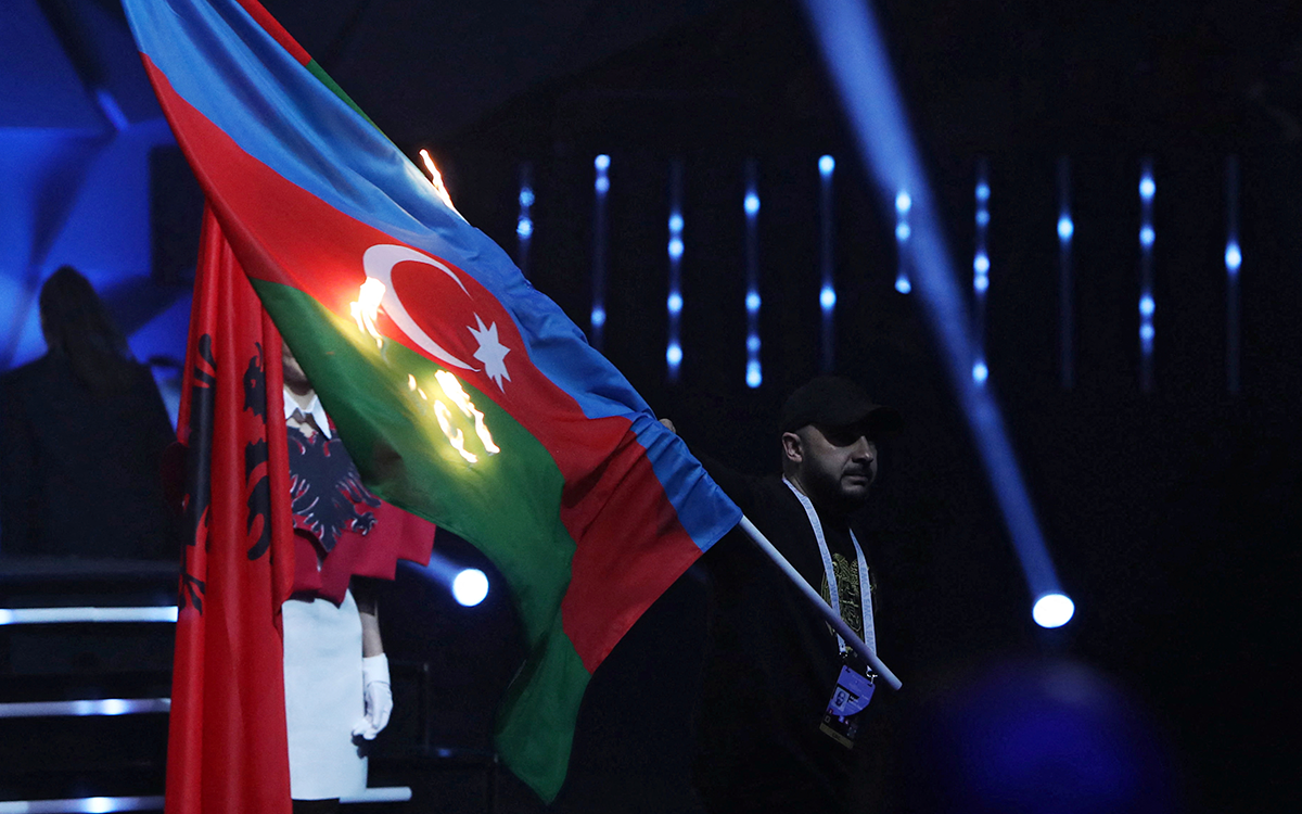 Azerbaiyán abandona el Europeo de halterofilia tras la quema de su bandera | Video