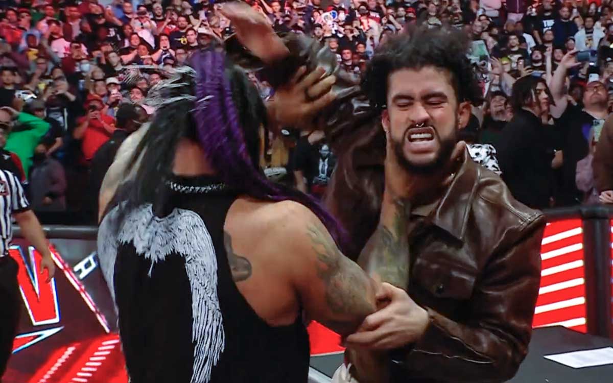 Bad Bunny interviene en la WWE y recibe duro castigo
