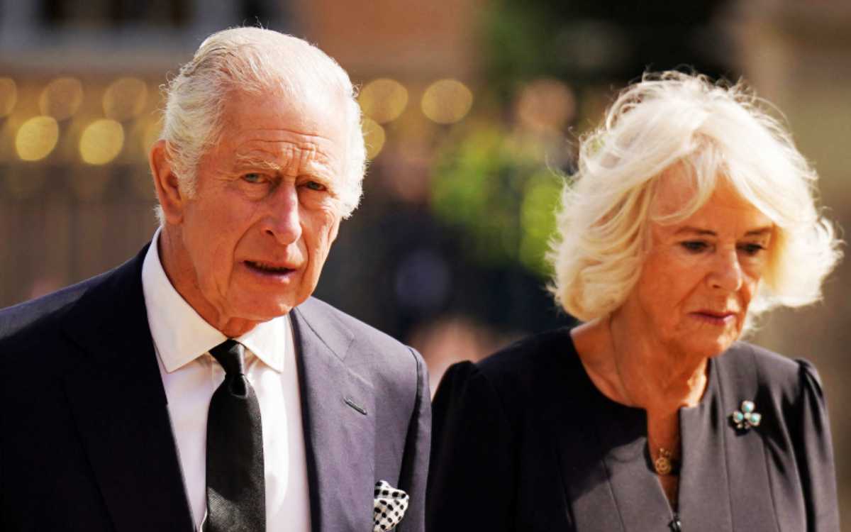 “Camila, reina de Inglaterra”, dice invitación a coronación de Carlos III