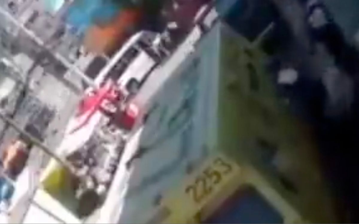 Camioneta de valores se echa en reversa y mata a vendedor ambulante | Video