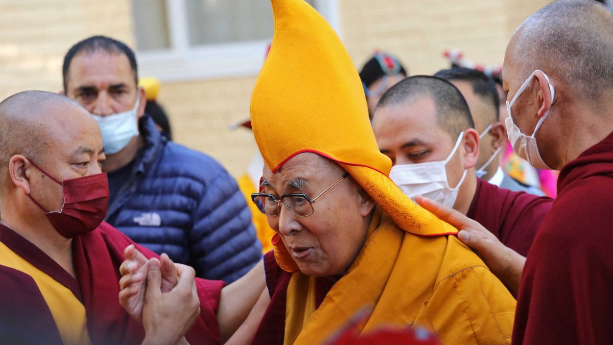 “Chupa mi lengua”: Dalai Lama se disculpa tras polémico video besando a niño