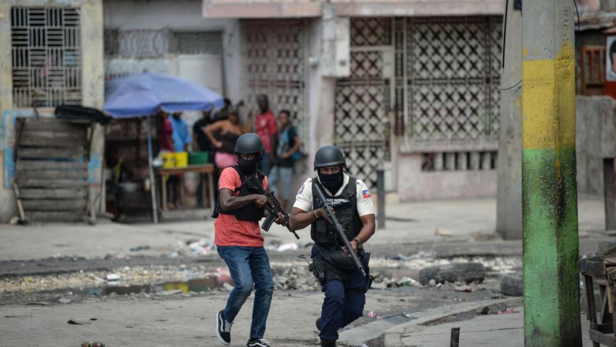 Con machetes y botellas, haitianos se arman y enfrentan a peligrosos pandilleros