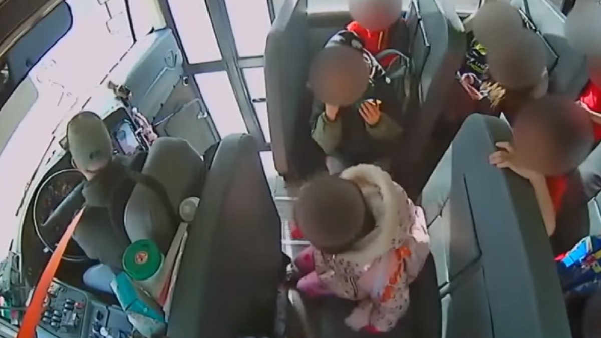 Conductor de autobús enfrenta 30 cargos de abuso infantil en Colorado