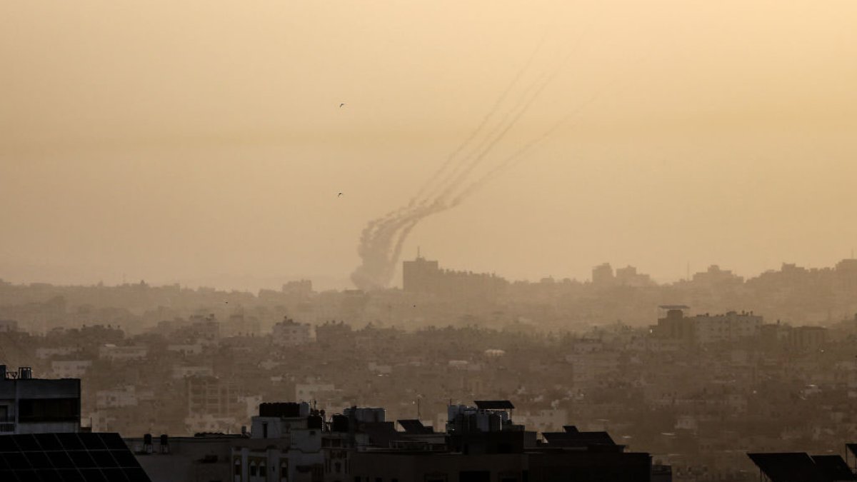 Crece la tensión: lanzan decenas de cohetes desde el Líbano hacia Israel