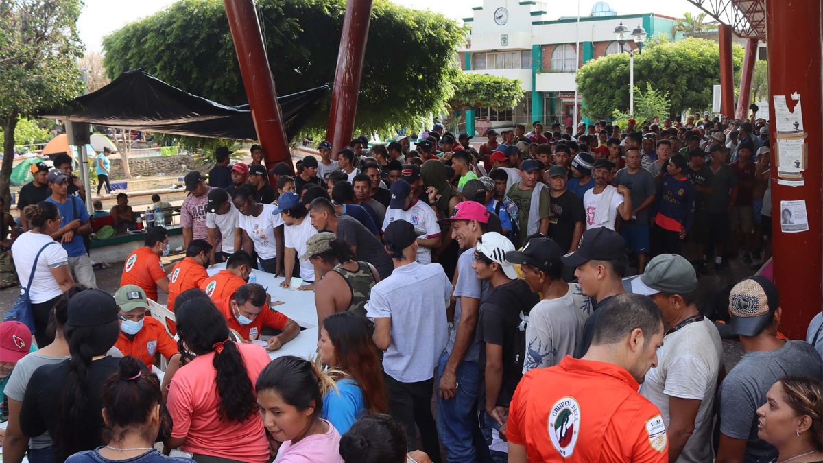 Disuelven caravana con 3,500 migrantes tras entrega de visas en México