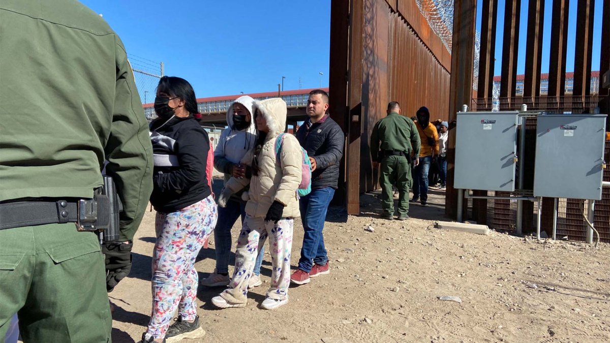 Dramático descenso: arrestos de migrantes caen un 96 % en la frontera de EEUU este año