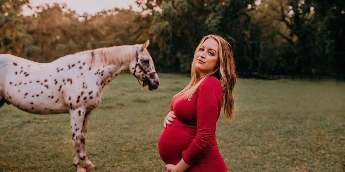 Elizabeth Libby Potthast from 90 Day Fiancé pregnant posing in field with horse