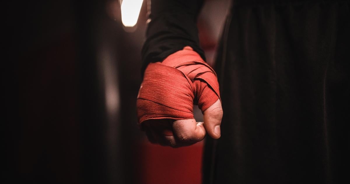 Luchador de MMA de 22 años atropellado por un autobús y sufre lesiones graves