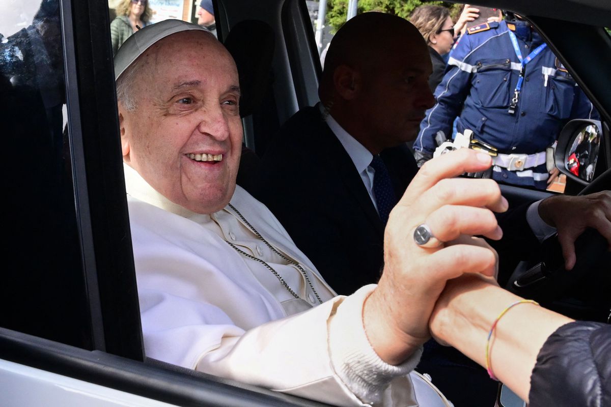 El papa Francisco sale del hospital tras tres noches ingresado por una bronquitis: “Estoy todavía vivo”