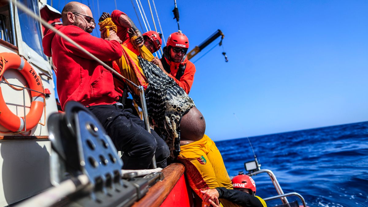 El rescate que evitó la muerte de 47 personas en el Mediterráneo: “Abre los ojos y tose, no dejes de toser”