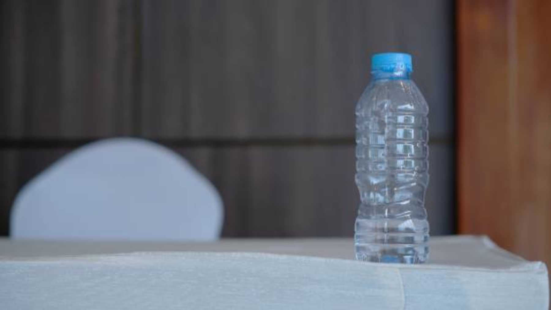 El truco de la botella de agua que te va a hacer ahorrar muchísimo dinero en casa