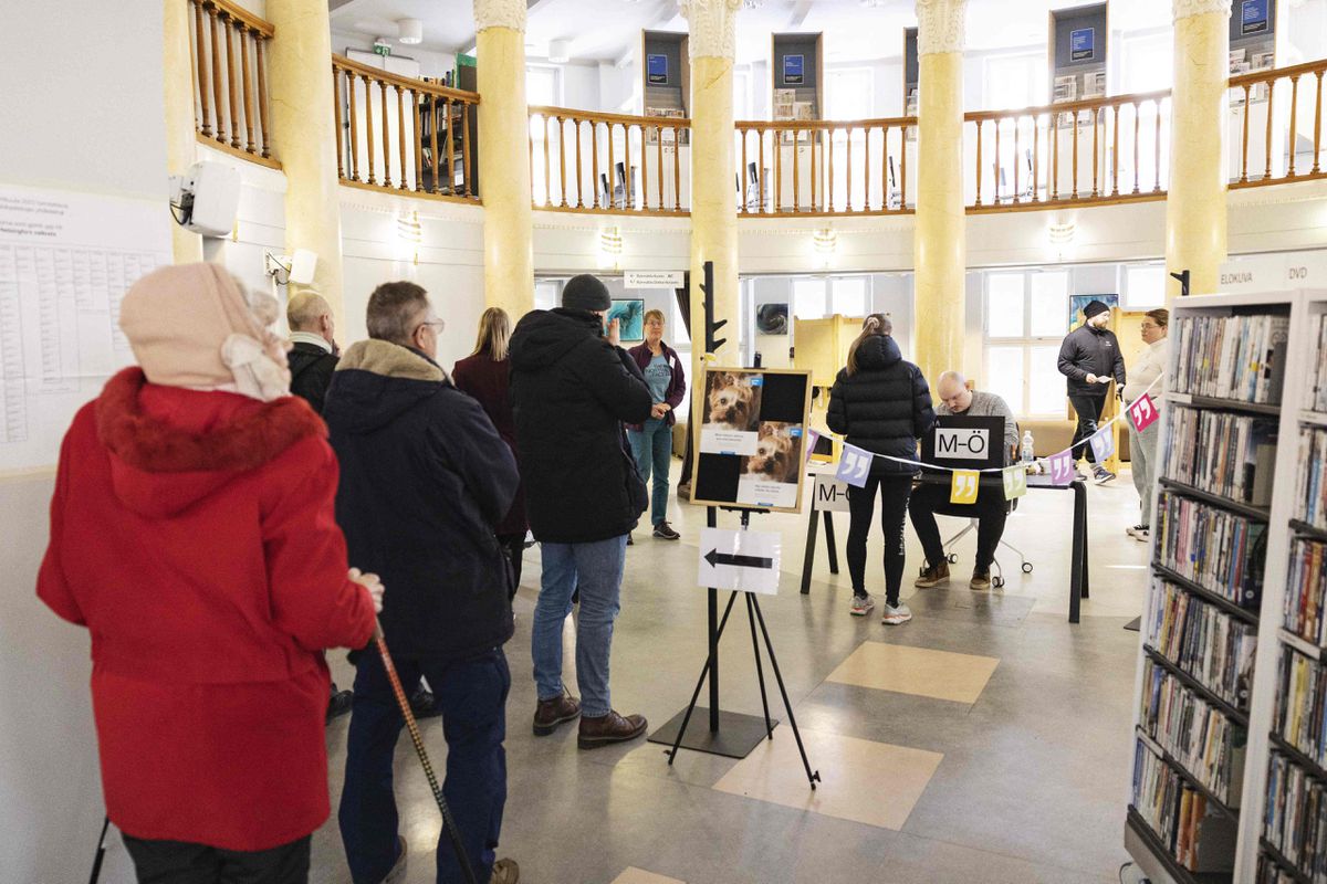 El voto anticipado sitúa a conservadores y socialdemócratas empatados al inicio del escrutinio en Finlandia
