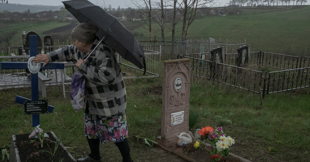 En las tumbas de Ucrania, un ritual de primavera apunta a la renovación