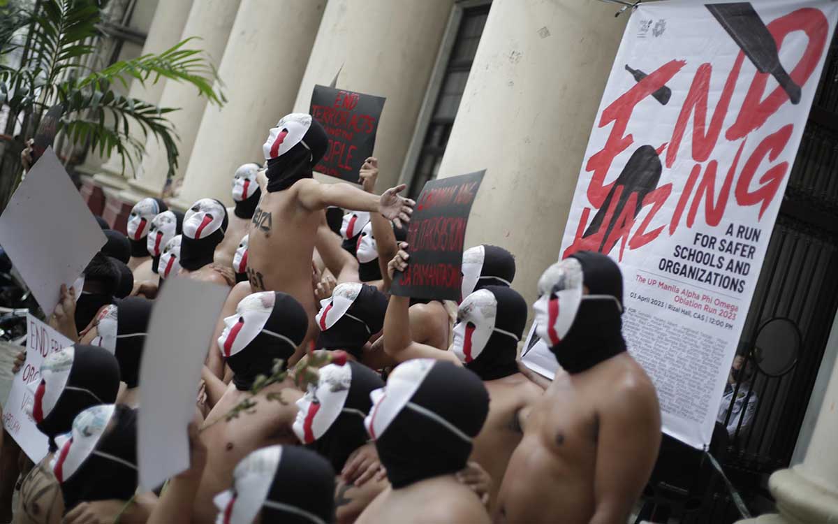 Estudiantes protestan desnudos en Filipinas contras las novatadas violentas