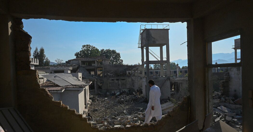 Explosiones mortales destruyen estación de policía en Pakistán