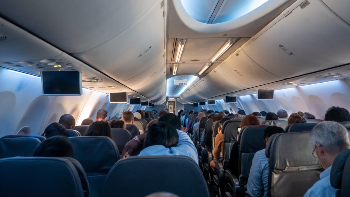 FAA dice haber enviado casos de pasajeros rebeldes en aerolíneas al FBI para enjuiciamiento
