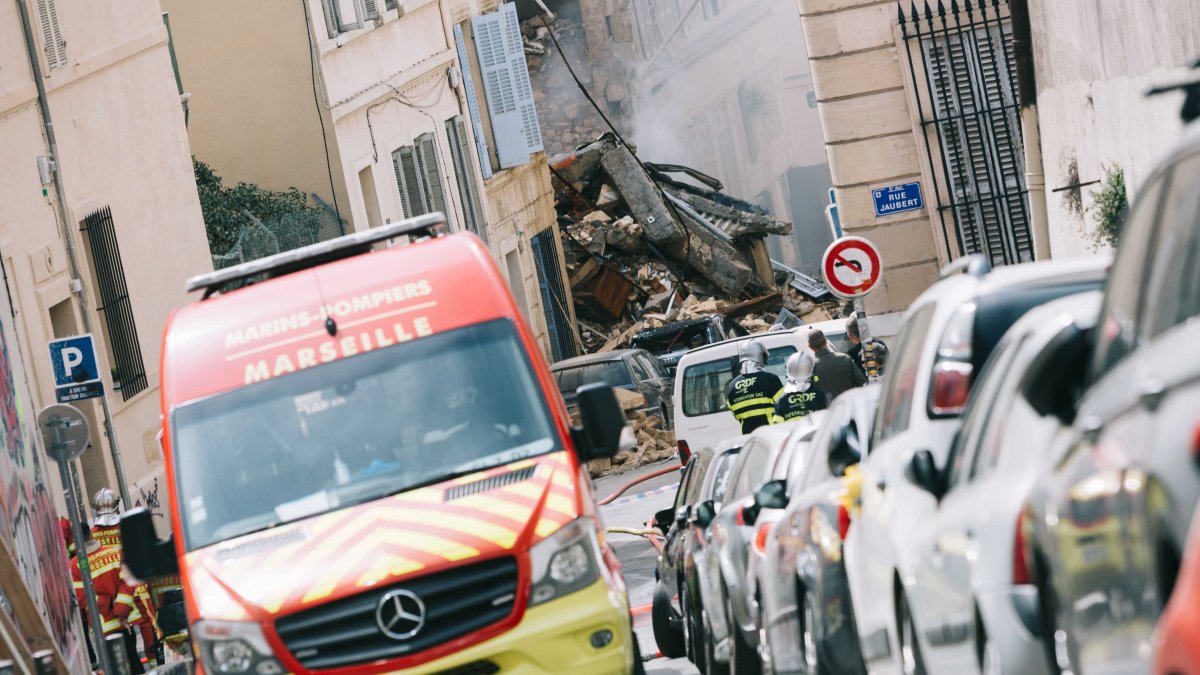 Francia: derrumbe de edificio de viviendas deja al menos 5 heridos y 8 desaparecidos