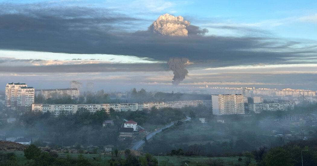 Gran incendio en un tanque de combustible arde en Crimea después de un presunto ataque con drones