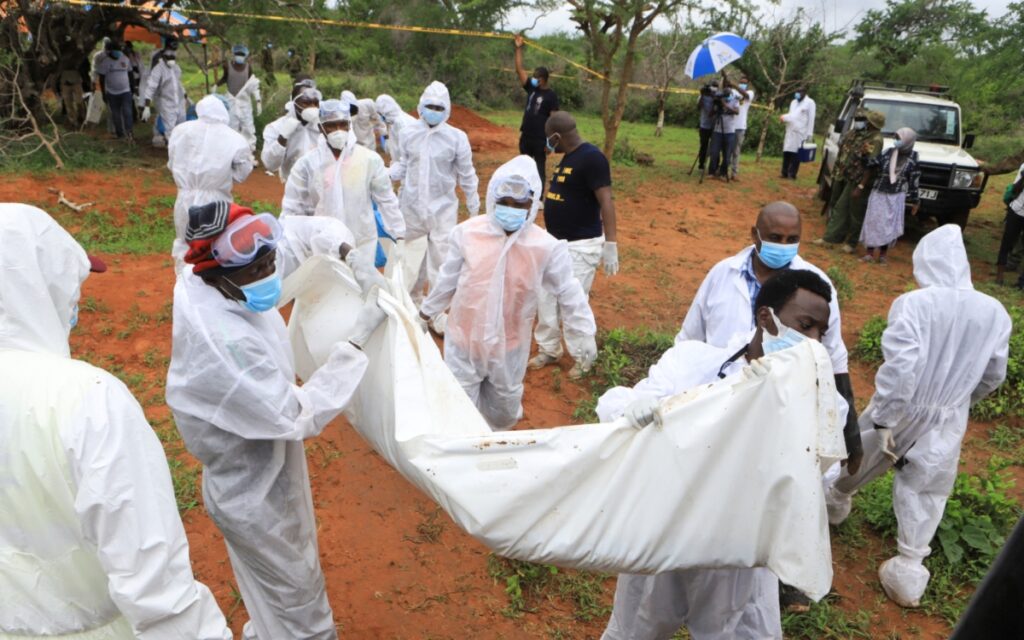 Hallan fosas con al menos 21 cuerpos en terrenos del líder de un culto en Kenia