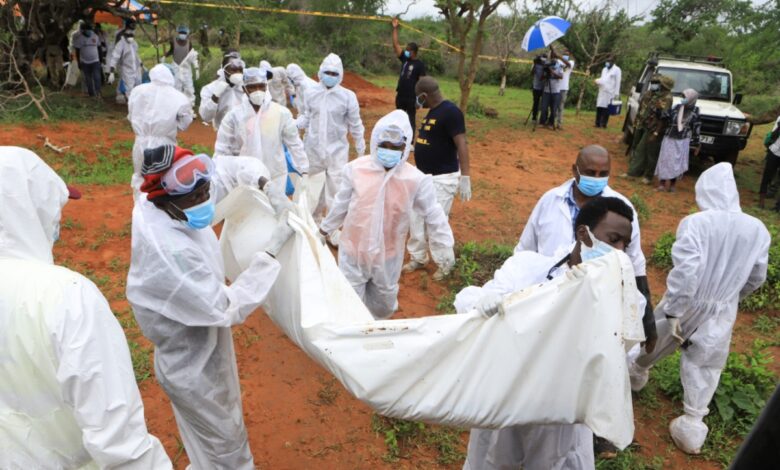Hallan fosas con al menos 21 cuerpos en terrenos del líder de un culto en Kenia