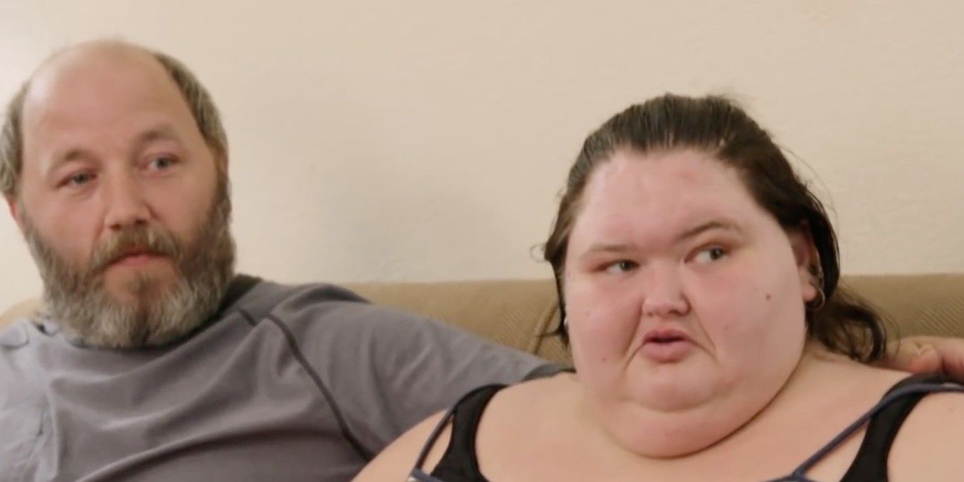 Amy Slaton and Michael Halterman on 1000-lb Sisters sitting on couch