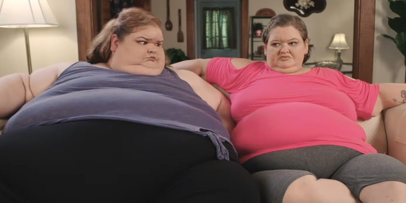 Amy and Tammy Slaton 1000-lb Sisters sitting on couch together