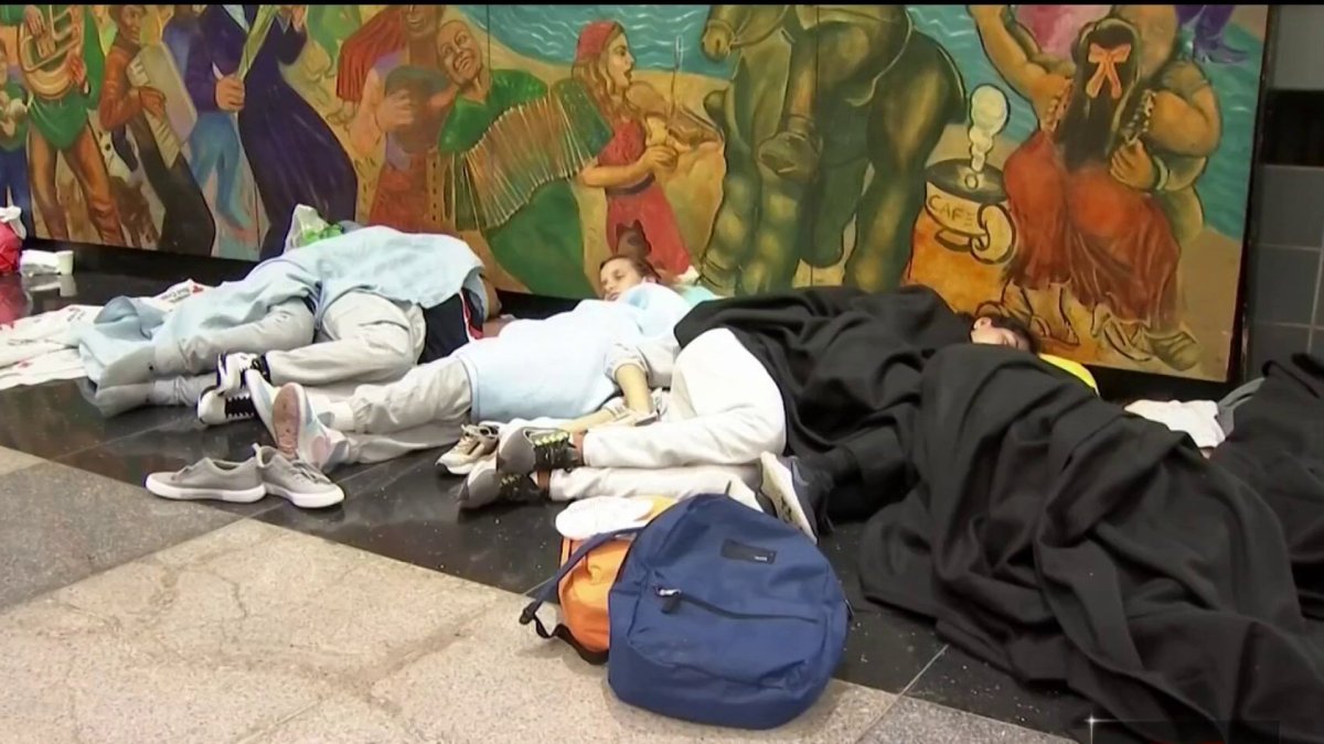 Inmigrantes duermen en O’Hare esperando ser llevados a refugios
