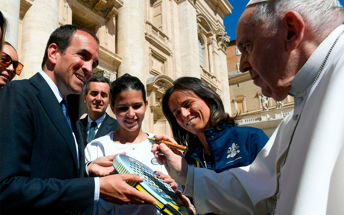 La "Pala de la Solidaridad" del Papa: Una raqueta para ayudar a 500 familias