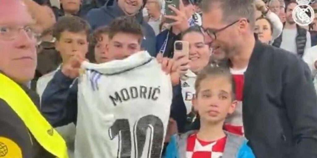 La gran emoción de un joven al que Modric le regala su camiseta