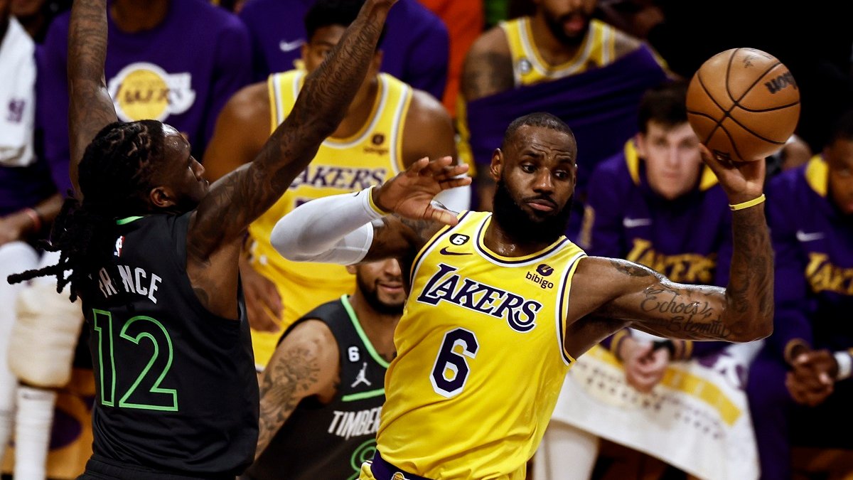 Lakers llegan a los playoffs tras imponerse a los Timberwolves