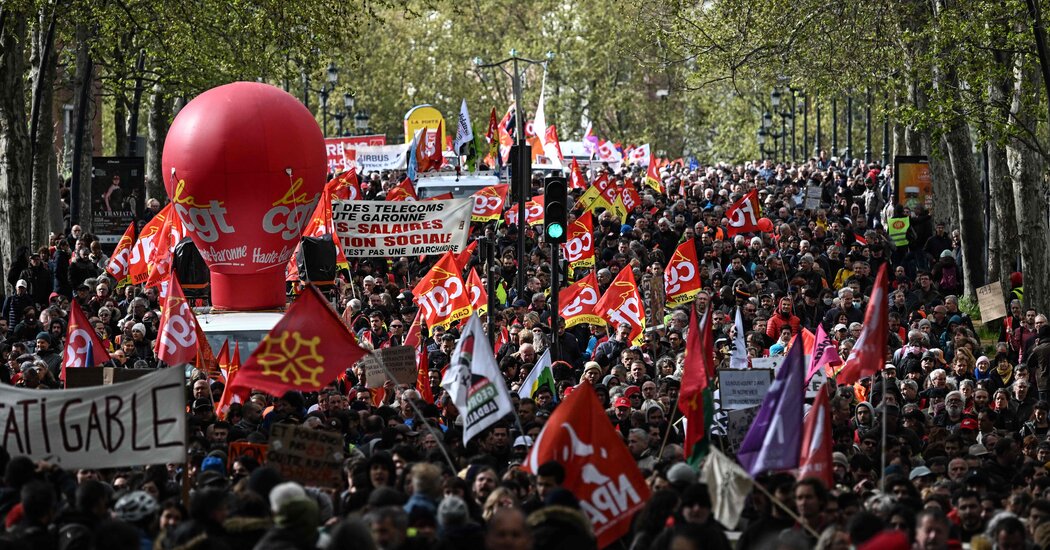 Las protestas persisten en Francia mientras la ley de pensiones de Macron se acerca al último obstáculo