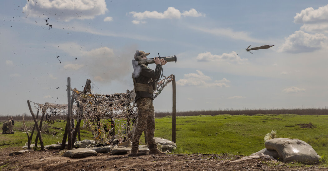 Las tropas ucranianas repelen los ataques rusos y esperan que las armas occidentales cambien el rumbo