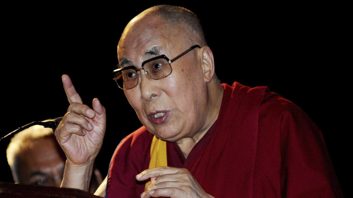 Líderes tibetanos defienden al Dalái Lama tras polémico video en el que besa a niño