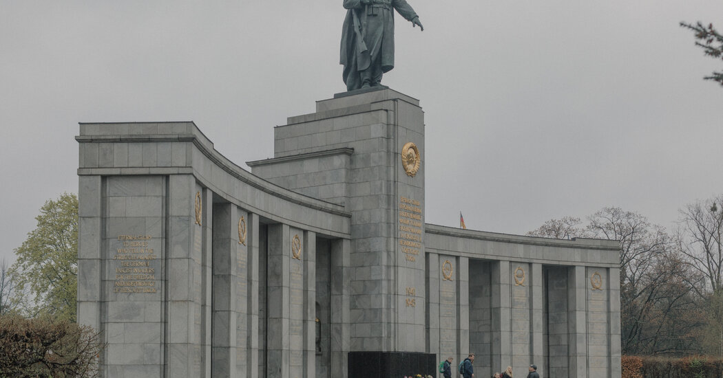 Los alemanes protegen los monumentos a las tropas soviéticas que derrotaron a los nazis