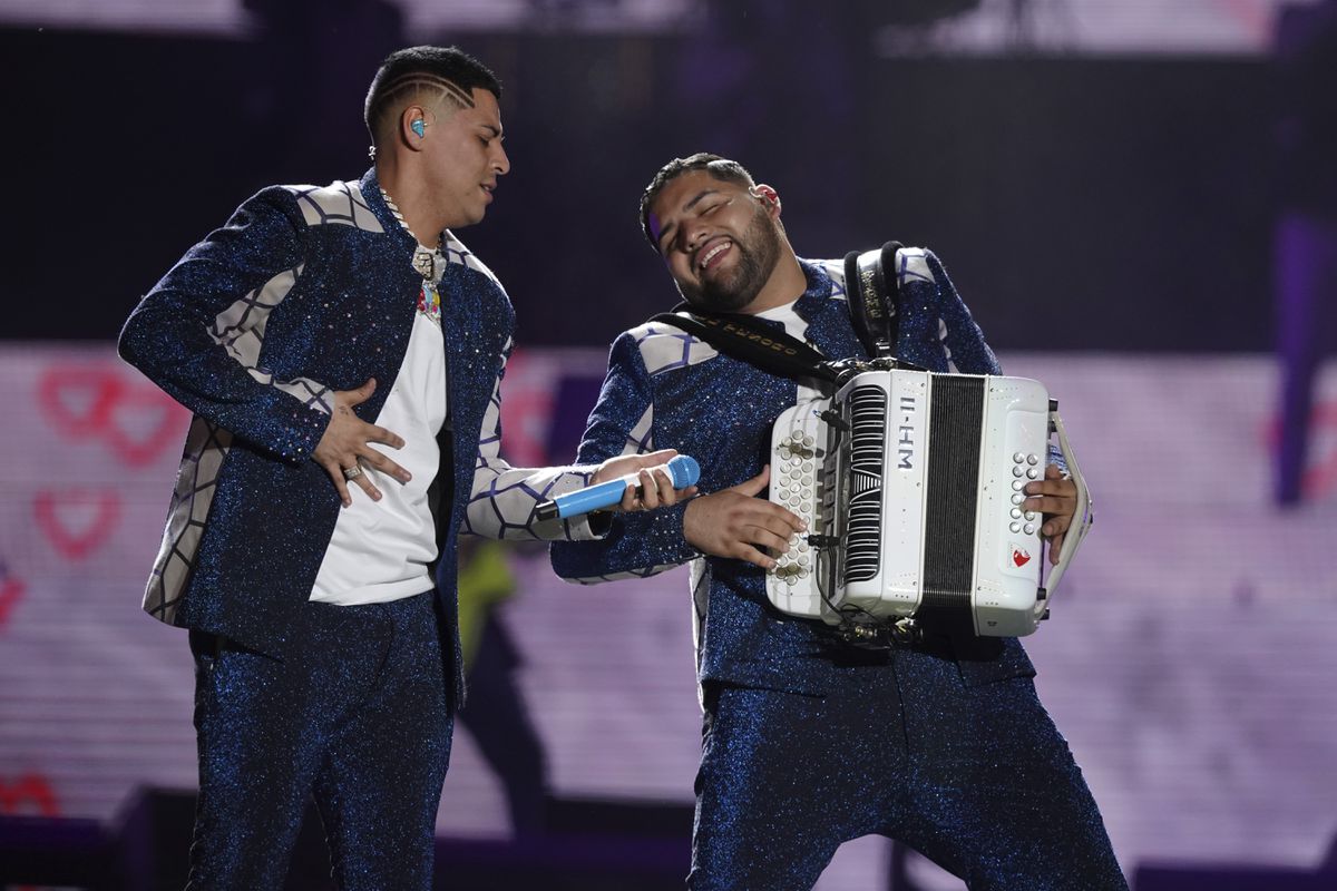 Los corridos y la banda arrasan en las listas de éxitos globales: ¿la música mexicana es el nuevo reguetón?