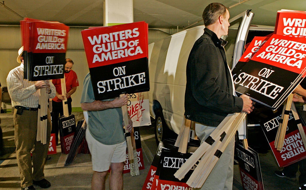 WGA pide a los escritores que hagan piquetes si ocurre una huelga esta semana