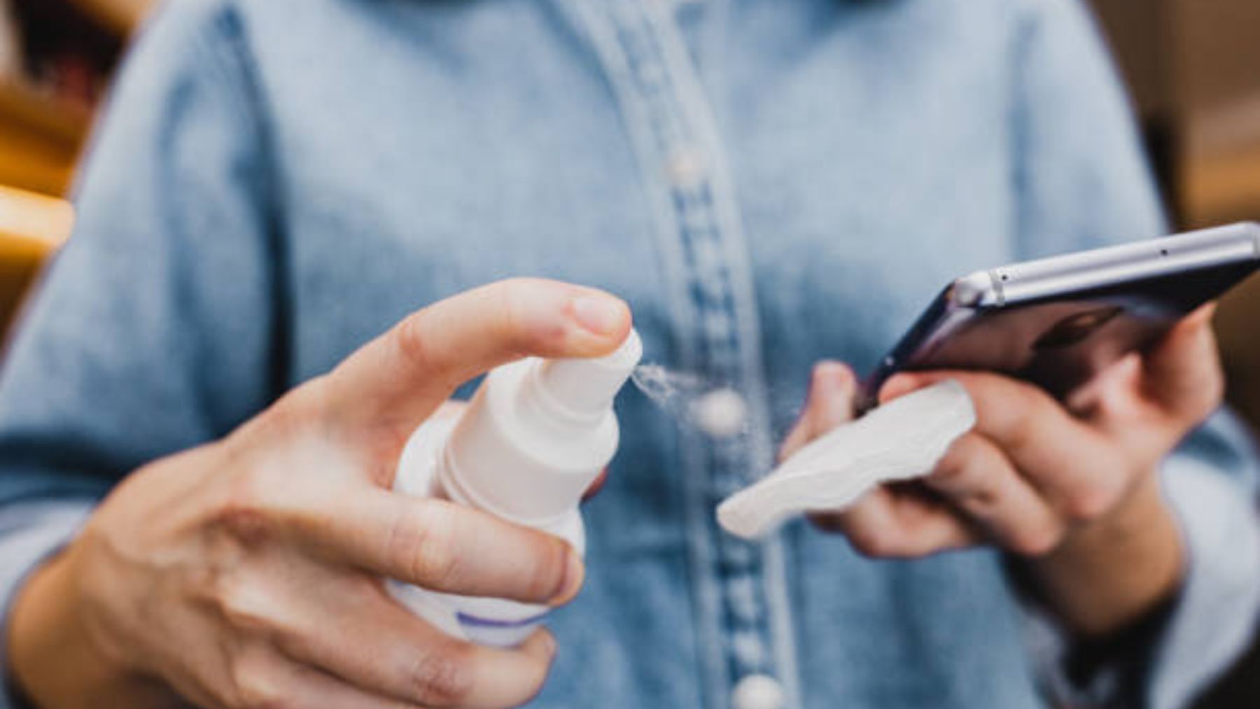 Los productos que nunca deberías usar para limpiar tu smartphone