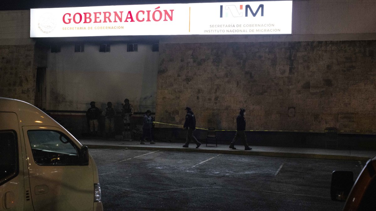 México: detienen a tres funcionarios por incendio que mató a 40 migrantes
