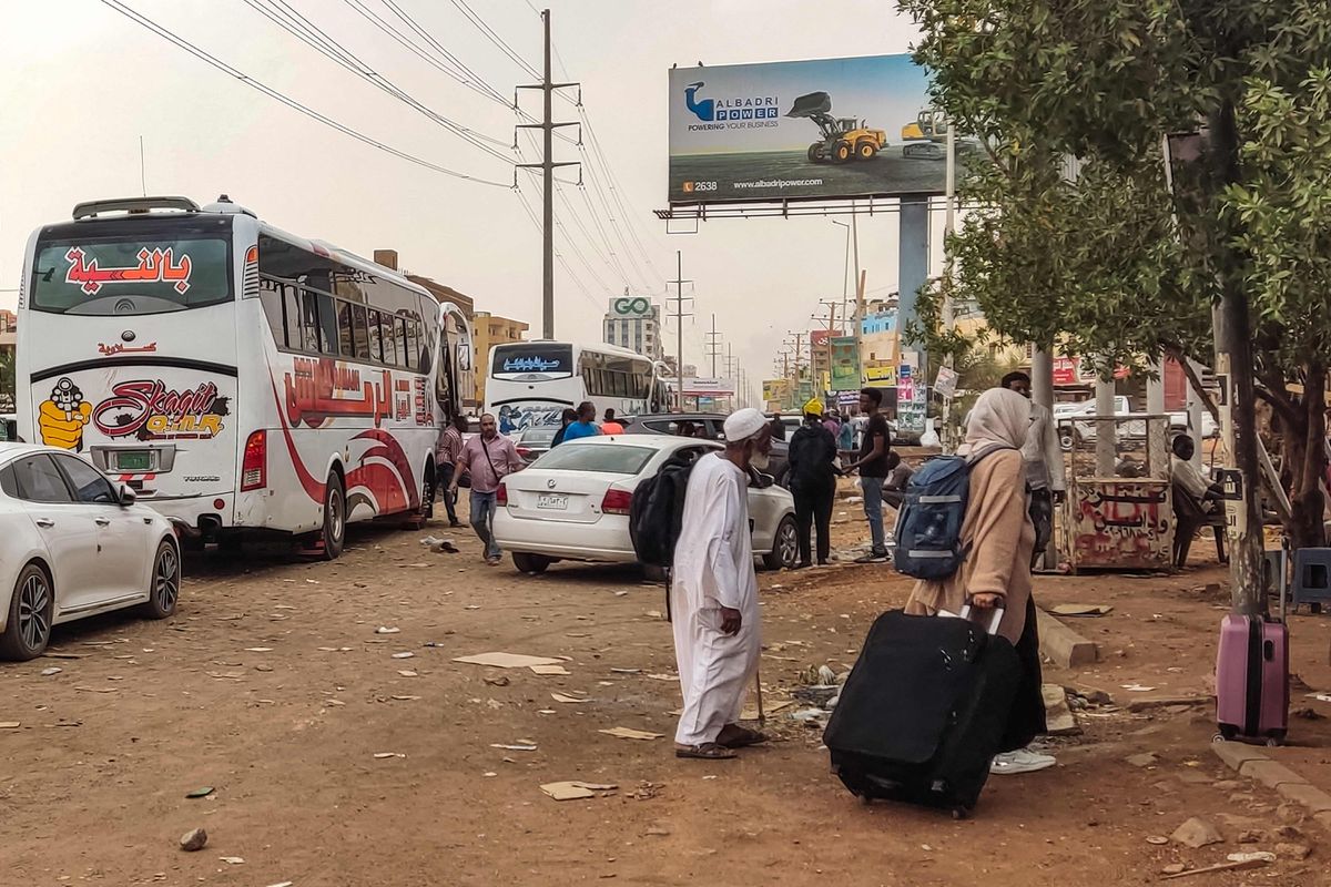 Miles de sudaneses huyen por rutas peligrosas en medio de los combates por el control del país