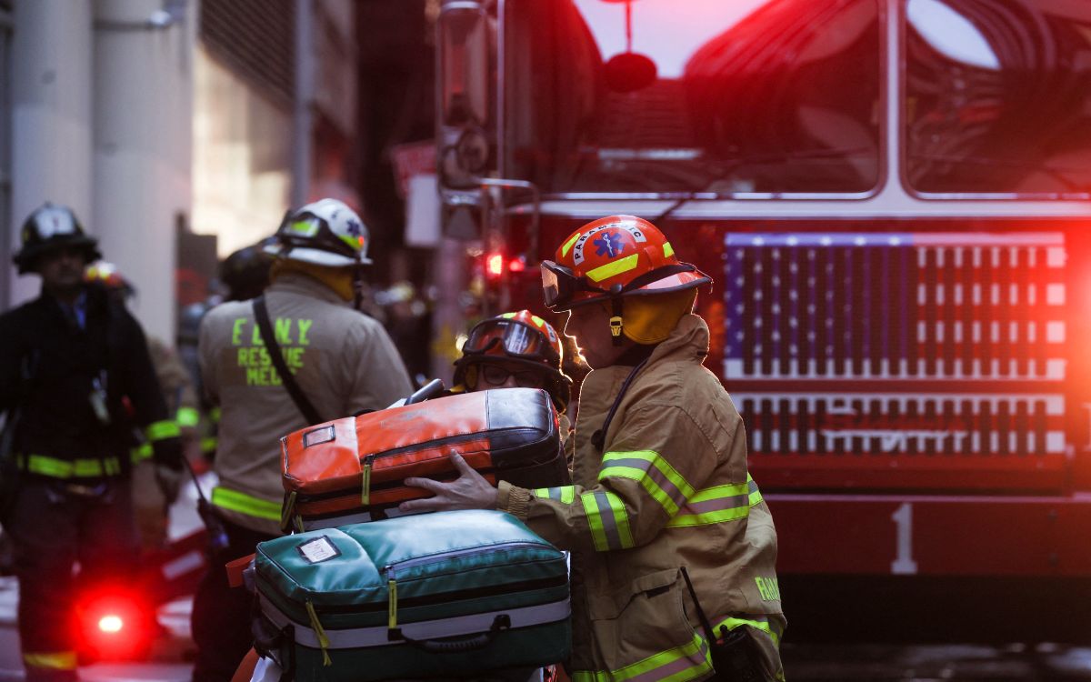 Mujer e hijas de 8 y 10 años mueren en incendio en NY