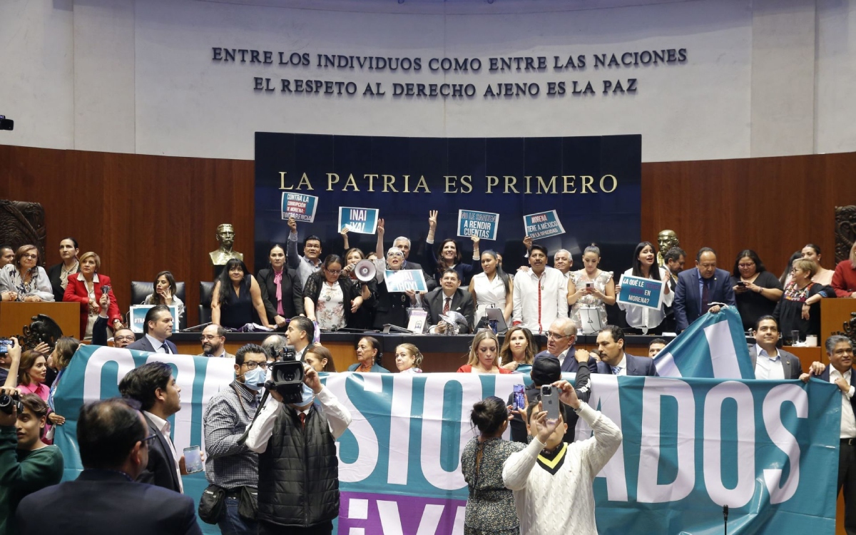 "No titubeen, desaparezcan al INAI": AMLO a senadores de Morena