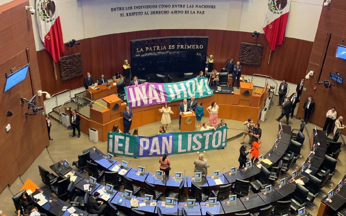 PAN toma tribuna en Senado en protesta por INAI; cancelan sesión