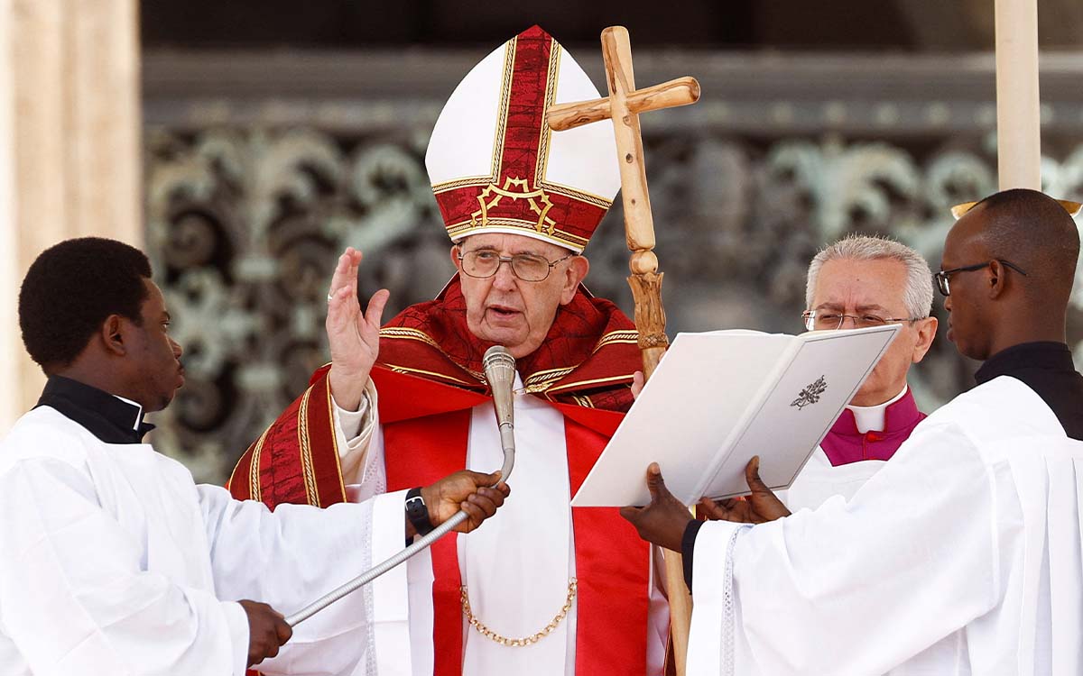 Papa presenta fragmentos de cruz de Cristo para coronación del Rey Carlos