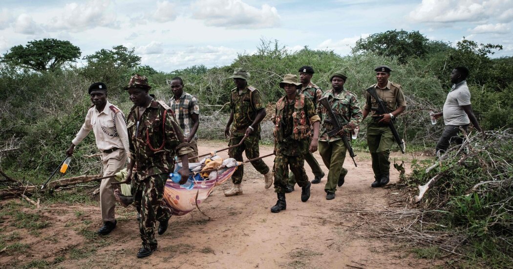 Pastor keniata en el centro de investigación después de la exhumación de docenas de cuerpos