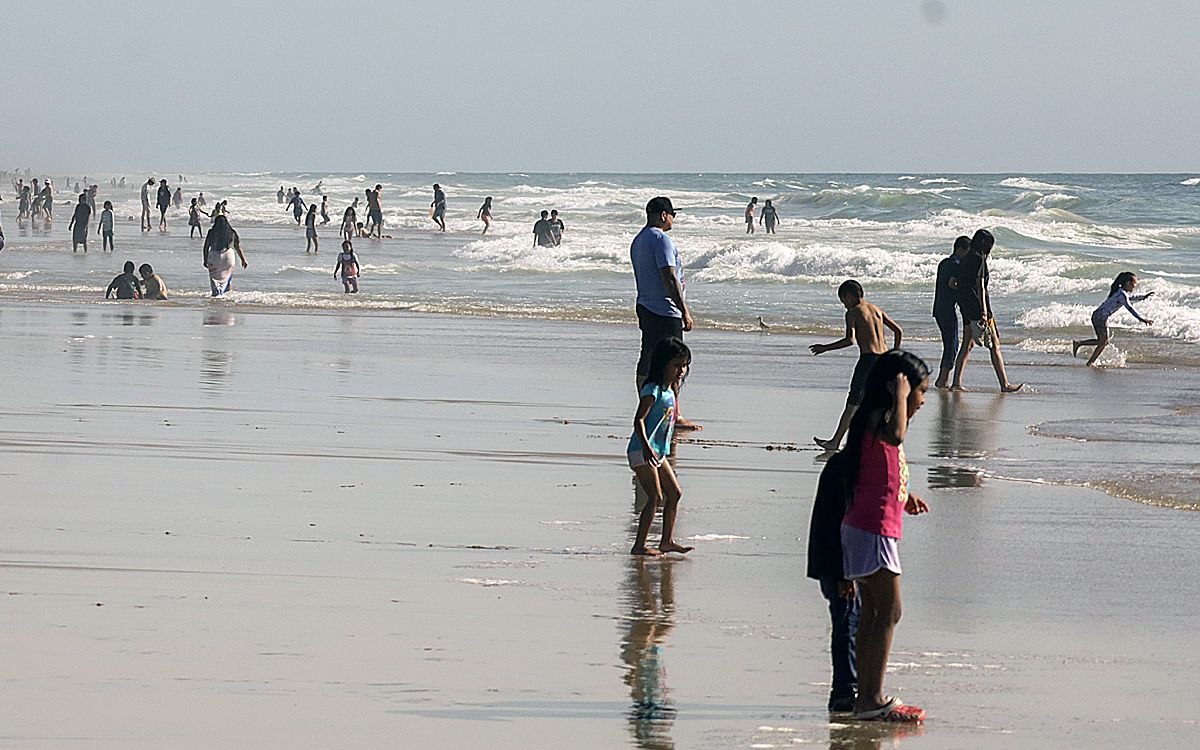 Pese a riesgo por materia fecal, bañistas acuden a Playas de Tijuana