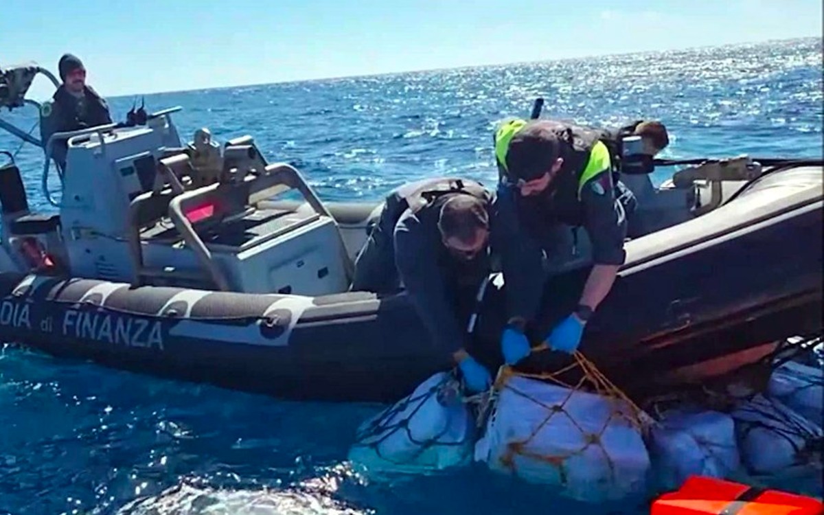 Policía italiana encuentra dos toneladas de cocaína flotando en el mar