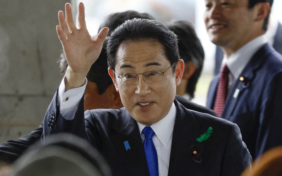 Primer ministro japonés sale ileso de ‘bomba de humo’ y reanuda campaña