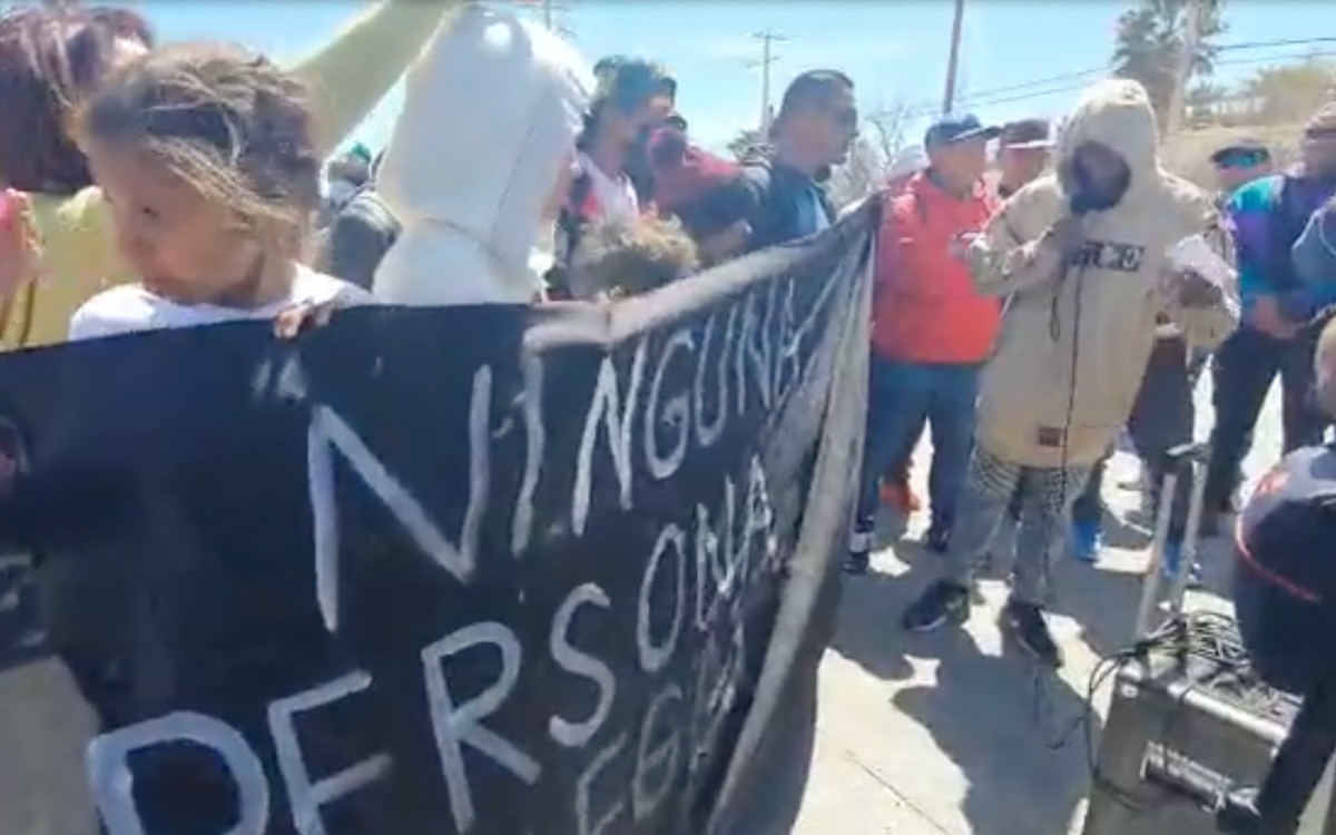 Reciben migrantes con gritos y reclamos a AMLO en Cd. Juárez